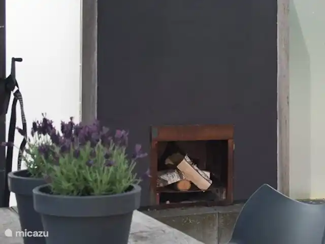 Wellness Lodge Ruigenhoek, Noordwijk | Pays-Bas, Hollande méridionale, Noordwijk - maison de vacances La cheminée à l’extérieur sur la terrasse.