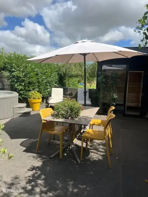 Genießen Sie das Frühstück im Frühling und Sommer draußen.