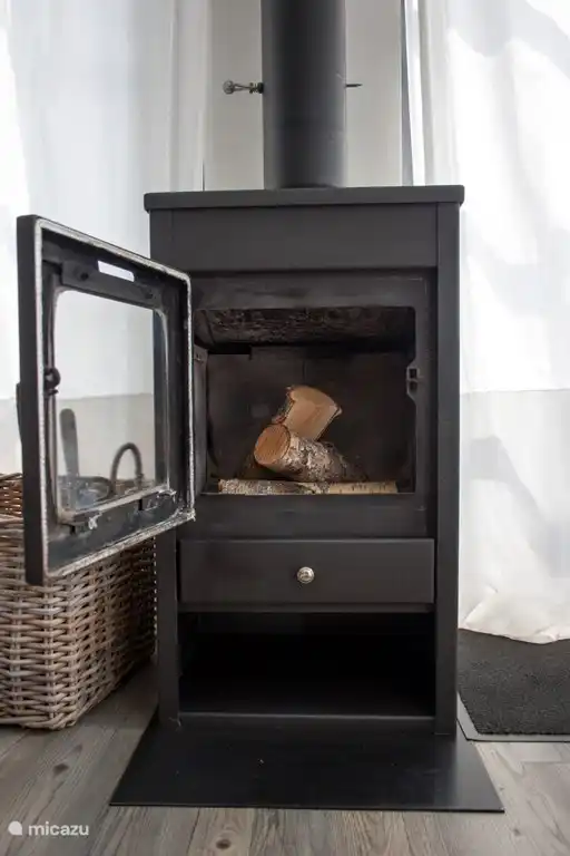 Das Wohnzimmer verfügt über einen Holzofen.