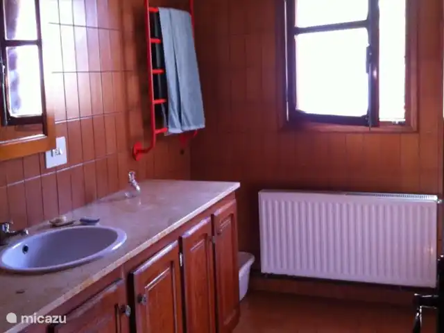 Casa Callig | Espagne, Costa del Azahar, Calig - maison de vacances Salle de bain avec baignoire/douche et toilettes. Il y a un sèche-cheveux, un fer à repasser, une trousse de premiers soins.