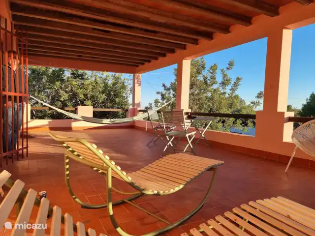 Casa Callig | Espagne, Costa del Azahar, Calig - maison de vacances La grande terrasse sur le toit (40 m2) est la préférée de tous les clients. Avec une vue sur la mer, le village et les collines de l’arrière-pays, le bruit des nombreux oiseaux qui nichent sur la finca, vous pourrez vous détendre ici. Frais en été, abrité en hiver.