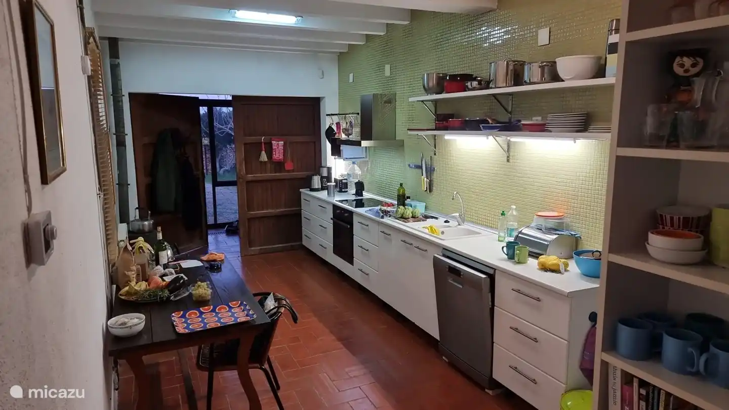 Die geräumige und gut ausgestattete Küche. Induktionskochfeld, Backofen, Dunstabzugshaube, Messerset, Mikrowelle, Kaffeemaschine, Wasserkocher, Stabmixer, Saftpresse, Kühlschrank, Gefrierschrank, Kochbücher. In den Küchenschränken finden Sie Tee und Kräuter.