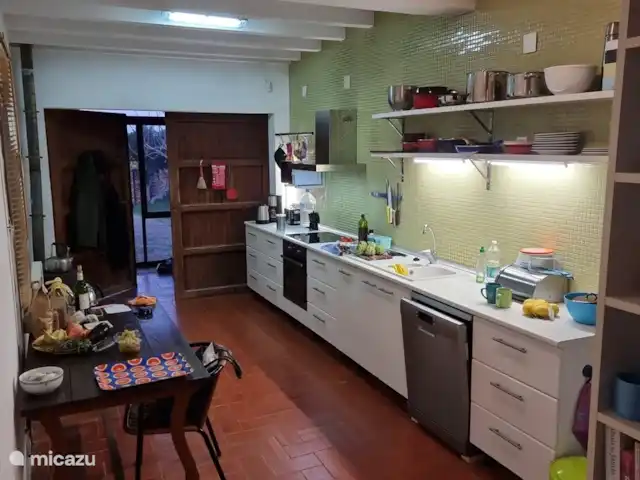 Casa Callig | Espagne, Costa del Azahar, Calig - maison de vacances La cuisine spacieuse et bien équipée. Plaque à induction, four, hotte aspirante, ensemble de couteaux, micro-ondes, machine à café, bouilloire, mixeur plongeant, presse-agrumes, réfrigérateur, congélateur, livres de cuisine. Dans les placards de la cuisine, vous trouverez du thé et des herbes.