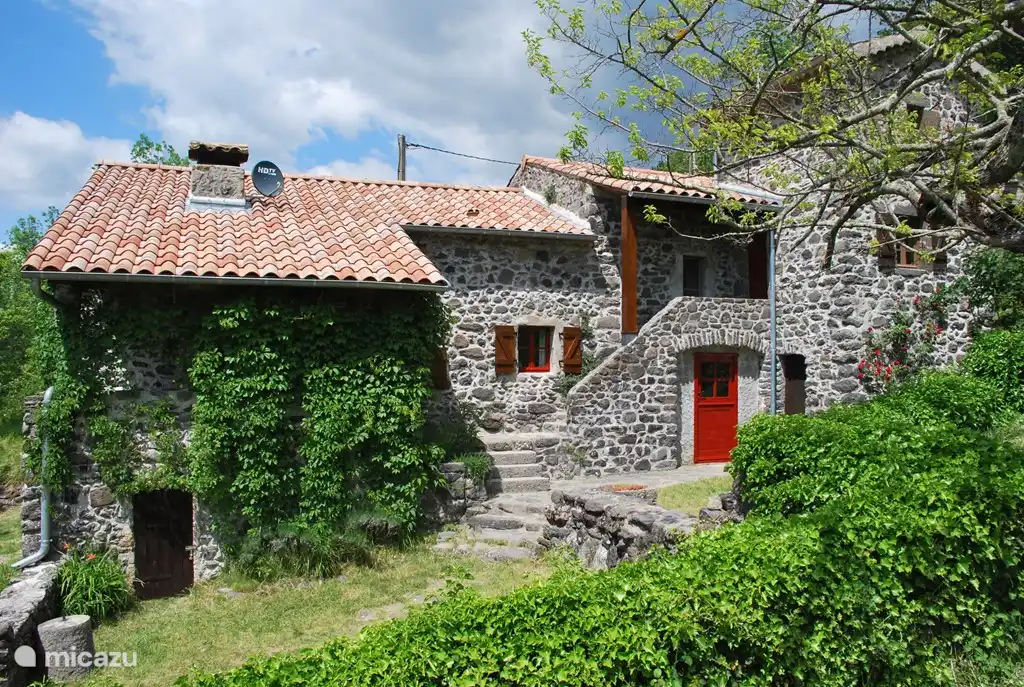 Geräumige Südterrasse.