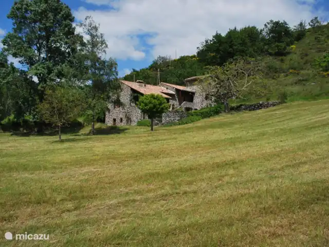 el rancho en Francia, Ardecha, Darbres - casa vacacional Amplio prado en frente de la casa.