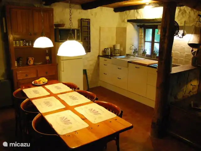 el rancho en Francia, Ardecha, Darbres - casa vacacional Cocina completa con vitrocerámica de inducción, lavavajillas y microondas combinado