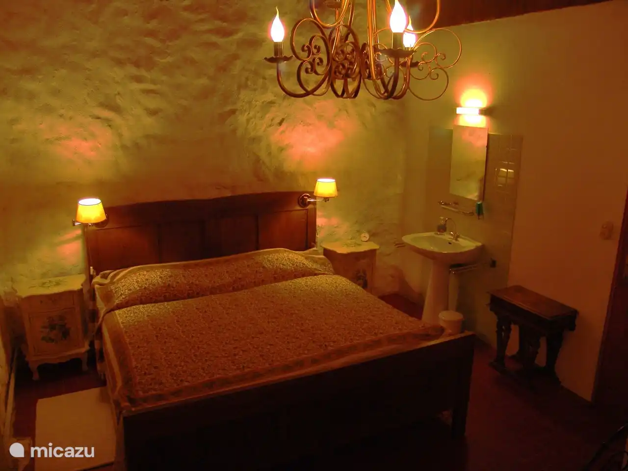 Hauptschlafzimmer mit Kinderbett