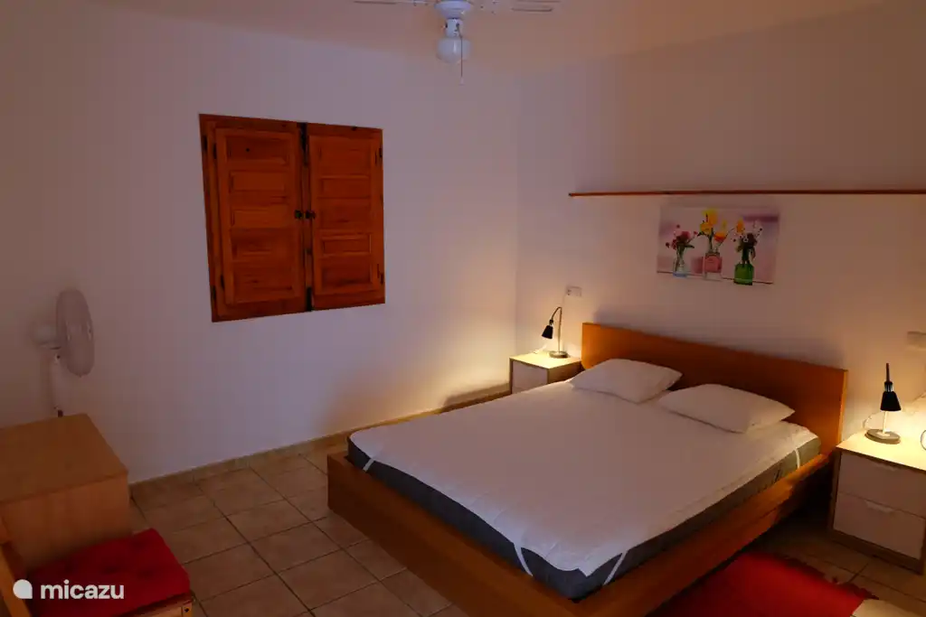 Slaapkamer op bovenverdieping, grenzend aan het dakterras.