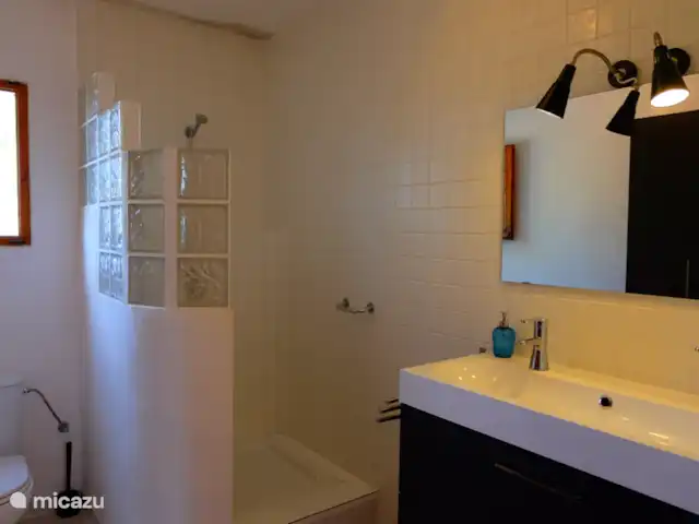 Villa Pampa + belle piscine privée | Espagne, Costa del Sol, Comares - villa La salle de bain à l'étage dispose d'une double vasque, d'une douche et de toilettes.