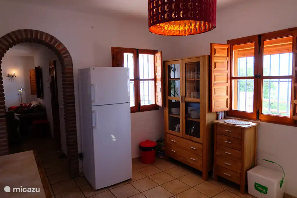 De keuken grenst aan de woon-/eetkamer.