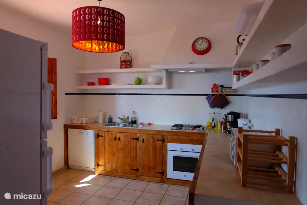 In de eenvoudige maar ruime keuken is alles aanwezig om uw natje en droogje te verzorgen.