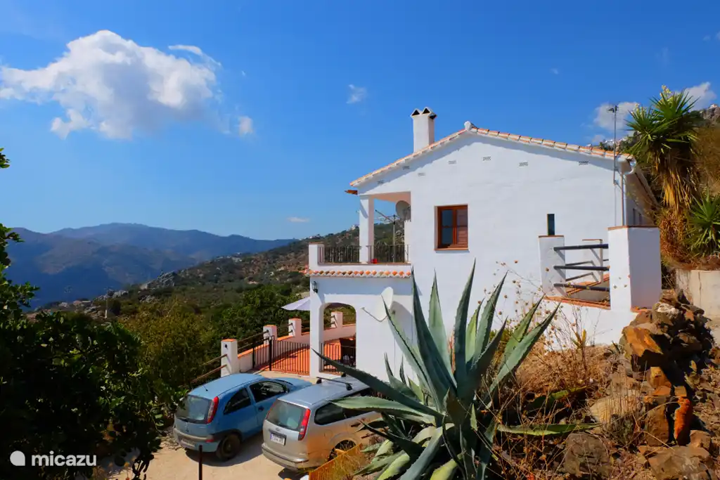 Ruimte voor twee auto's naast het huis.