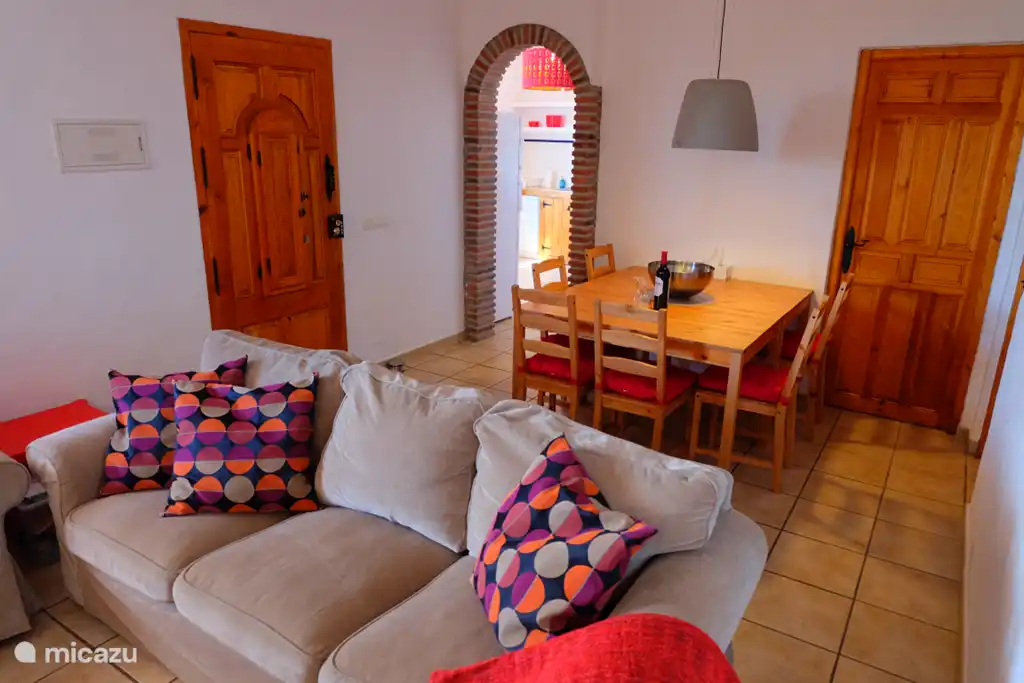 Blik richting eethoek en keuken.