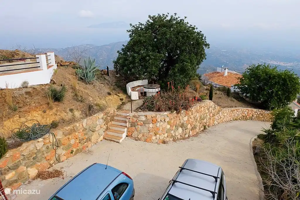 Gezien vanaf het dakterras richting het oosten. Het dak wat u tussen de bomen ziet is van Villa Luna (ook te huur!) Op voldoende afstand gelegen dus volledige privacy. Ook Villa Amarilla ligt op loopafstand.