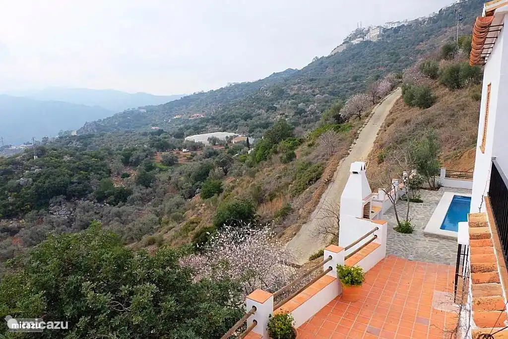 Foto genomen vanaf het dakterras richting het westen. Aan het einde van het weggetje (volledig uit het zicht, dus ook volledige privacy) ligt Villa Amarilla. Ook hier te huur! Handig voor bijv. 2 of 3 families die samen maar toch apart op vakantie willen.