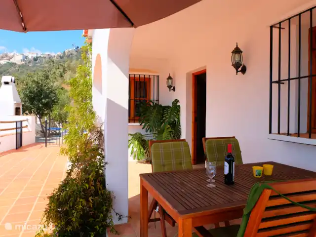 Villa Pampa + belle piscine privée | Espagne, Costa del Sol, Comares - villa Le porche couvert (des chaises supplémentaires sont fournies).
