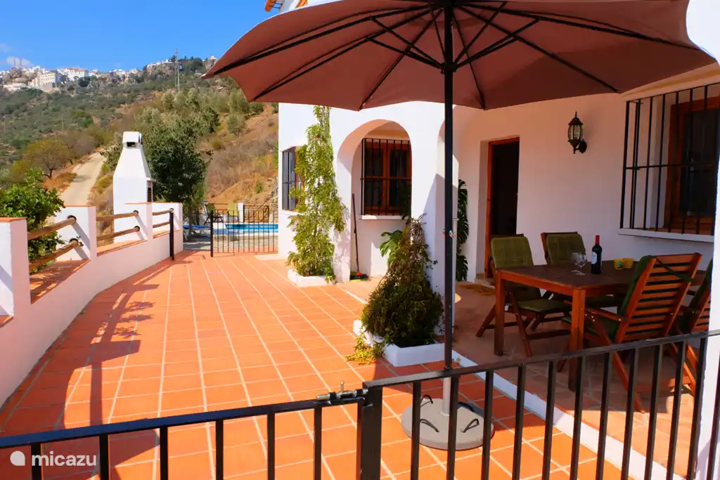 Overzicht voorzijde van de Villa met afsluitbare toegang naar het zwembad.