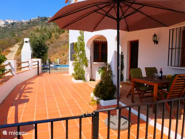 Villa Pampa + belle piscine privée | Espagne, Costa del Sol, Comares - villa Vue d'ensemble devant la Villa avec accès verrouillable à la piscine.