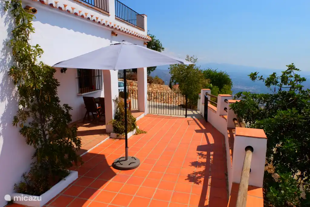 Blik op het voorterras vanaf de zwembadzijde.