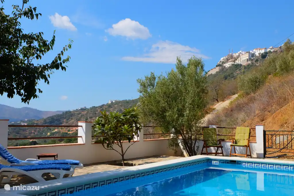 Op de achtergrond ziet u het dorp Comares liggen.