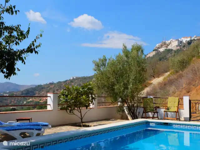 Villa Pampa + belle piscine privée | Espagne, Costa del Sol, Comares - villa En arrière-plan, vous pouvez voir le village de Comares.