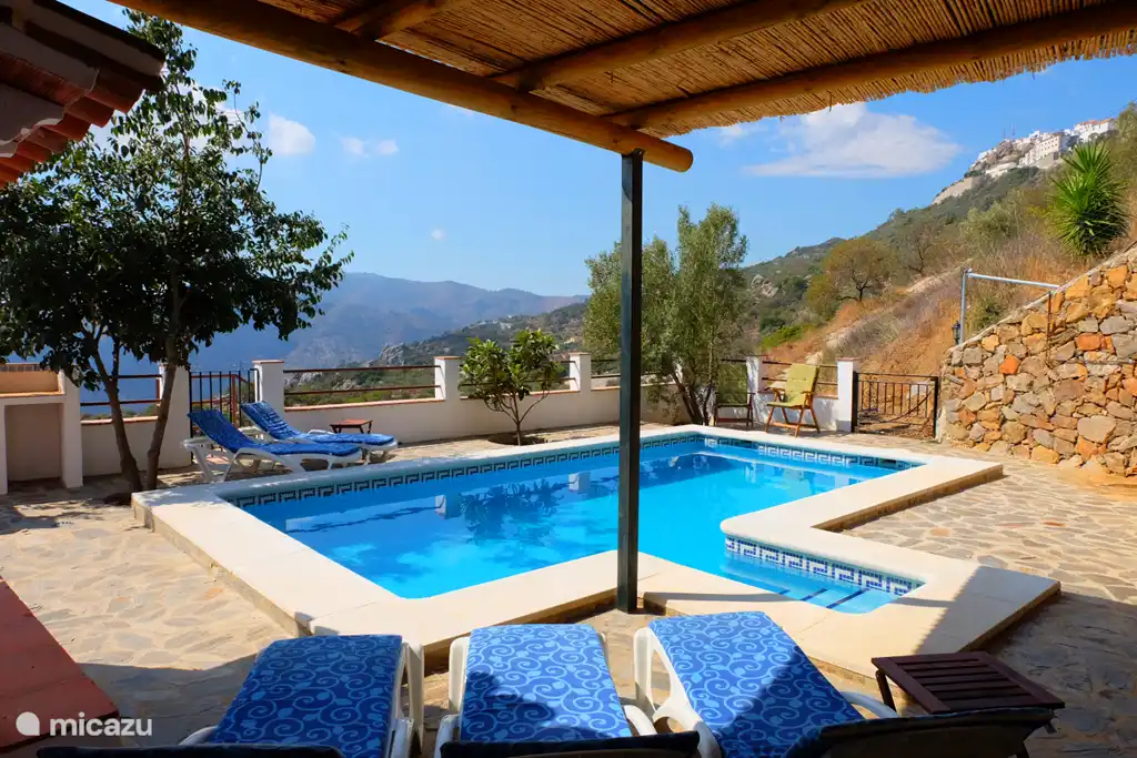 De luxe van een prive zwembad....