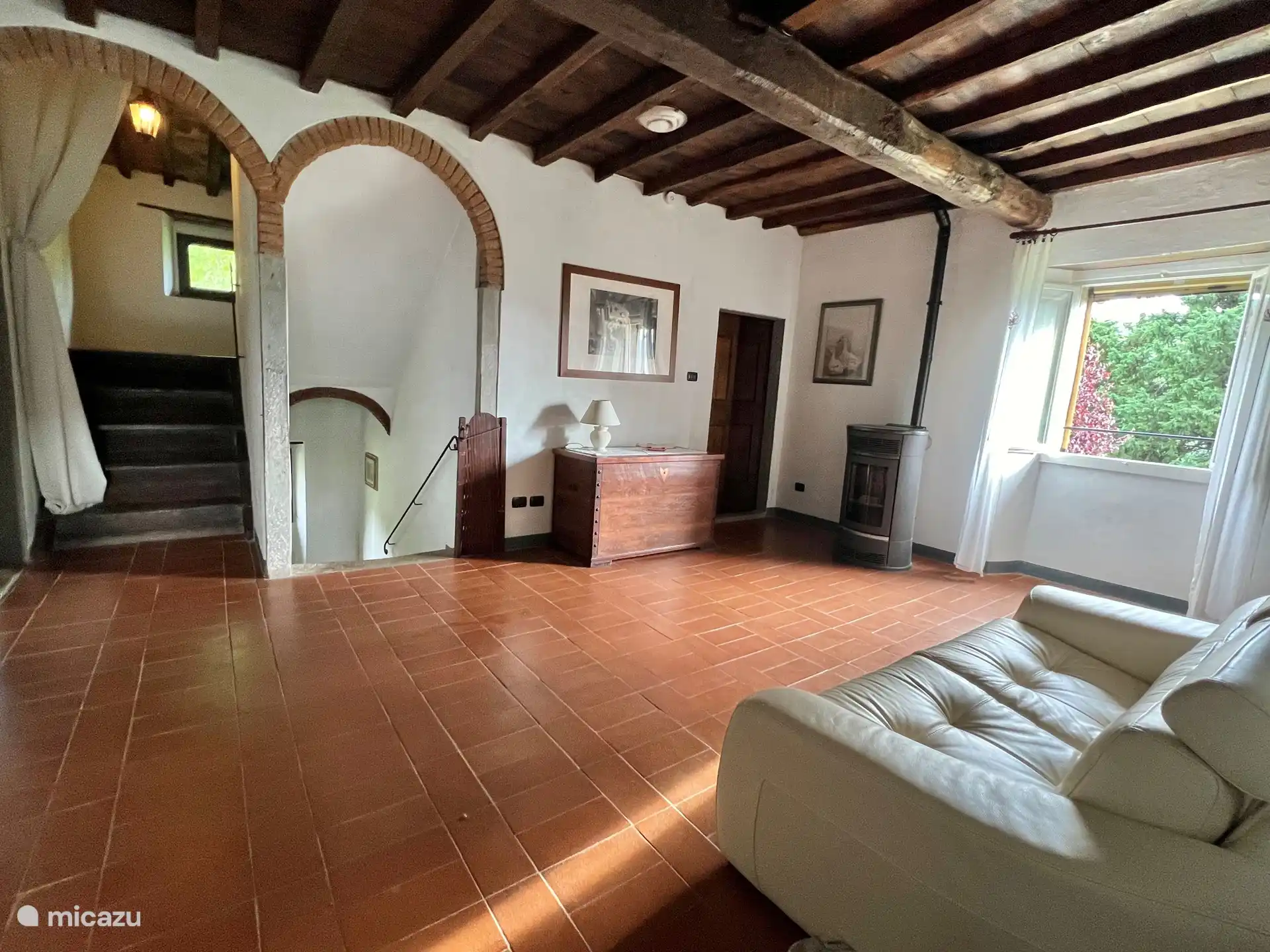 Im Obergeschoss befindet sich ein geräumiger Flur mit Treppengitter. Von diesem Flur aus haben Sie Zugang zu den 6 Schlafzimmern und zwei Badezimmern mit WC und Dusche.