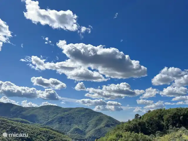 Valpiana | Italie, Toscane, Rufina - villa Voir les fenêtres devant la maison au deuxième étage.