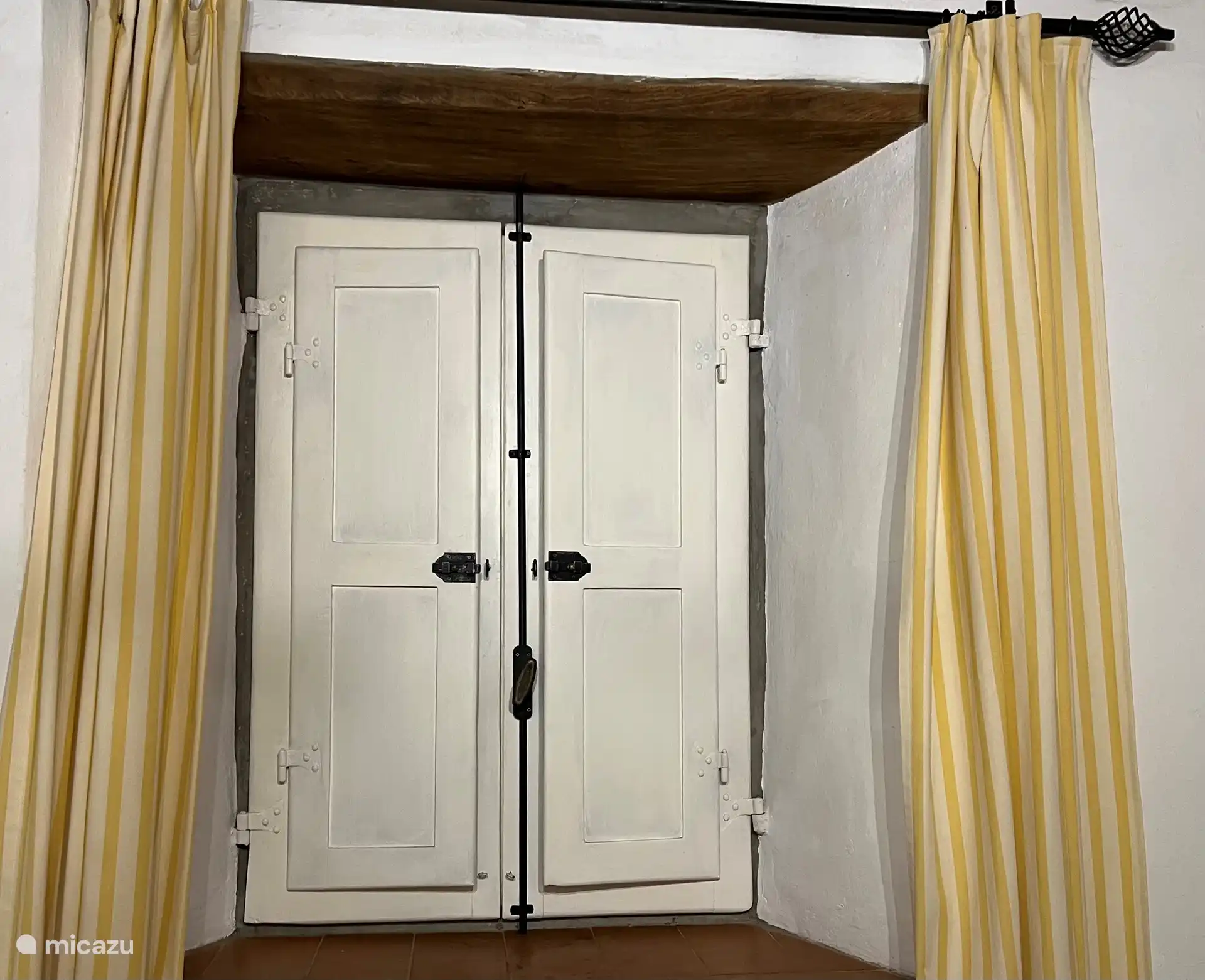 Alle Fenster im Obergeschoss sind mit Insektennetzen und Holzfensterläden zum Lichtschutz ausgestattet.

