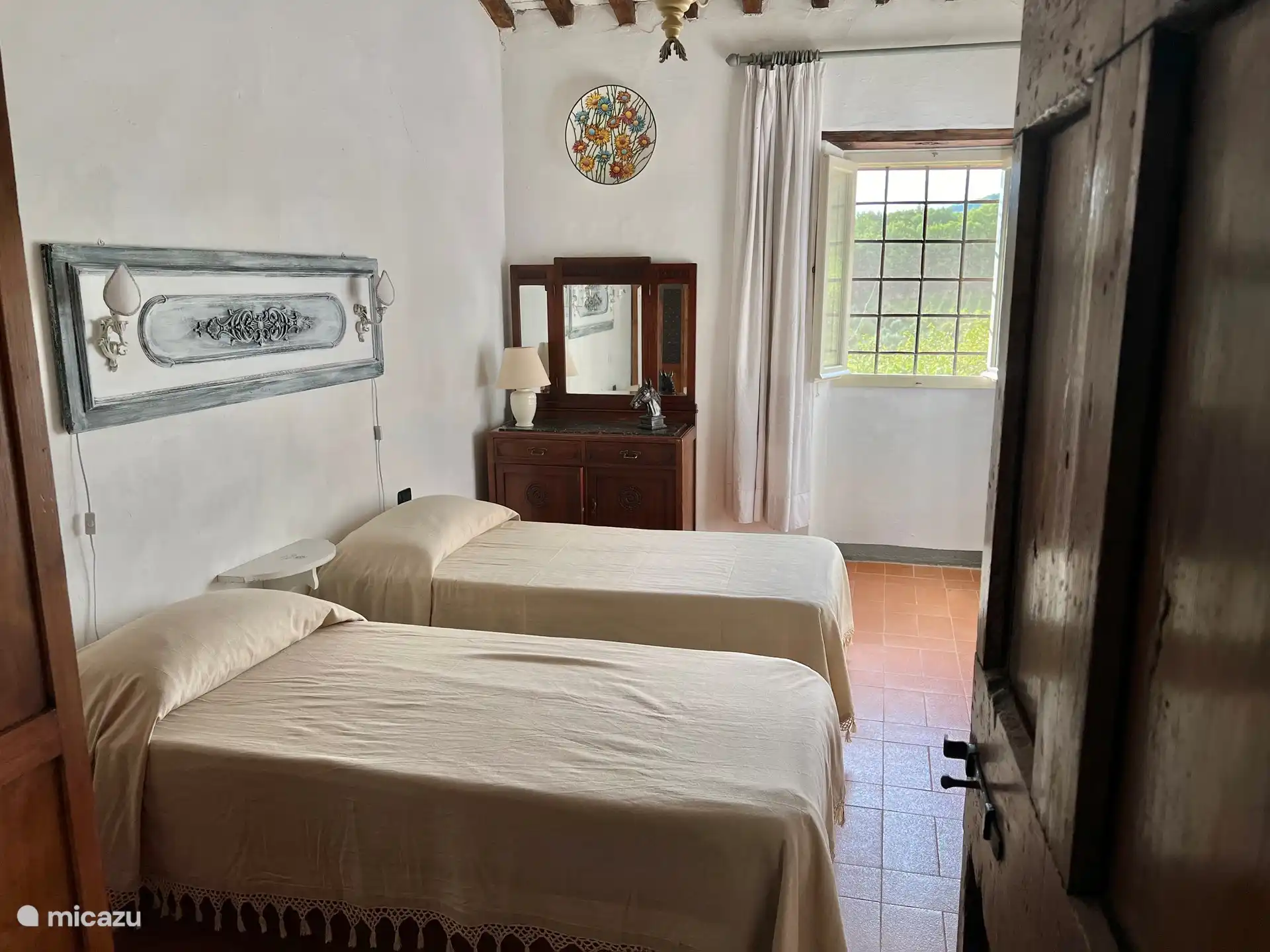 Schlafzimmer mit zwei Einzelbetten. Auf Wunsch können diese Betten zusammen gemacht werden.
Schrank, Kommode mit Spiegel und Garderobe sind vorhanden. Blick auf Weinberg und Landstraße.