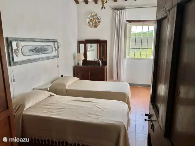 Valpiana | Italie, Toscane, Rufina - villa Chambre avec deux lits simples. Sur demande, ces lits peuvent être faits ensemble.
Une armoire, une commode avec miroir et un porte-manteau sont disponibles. Vue sur le vignoble et la route rurale.