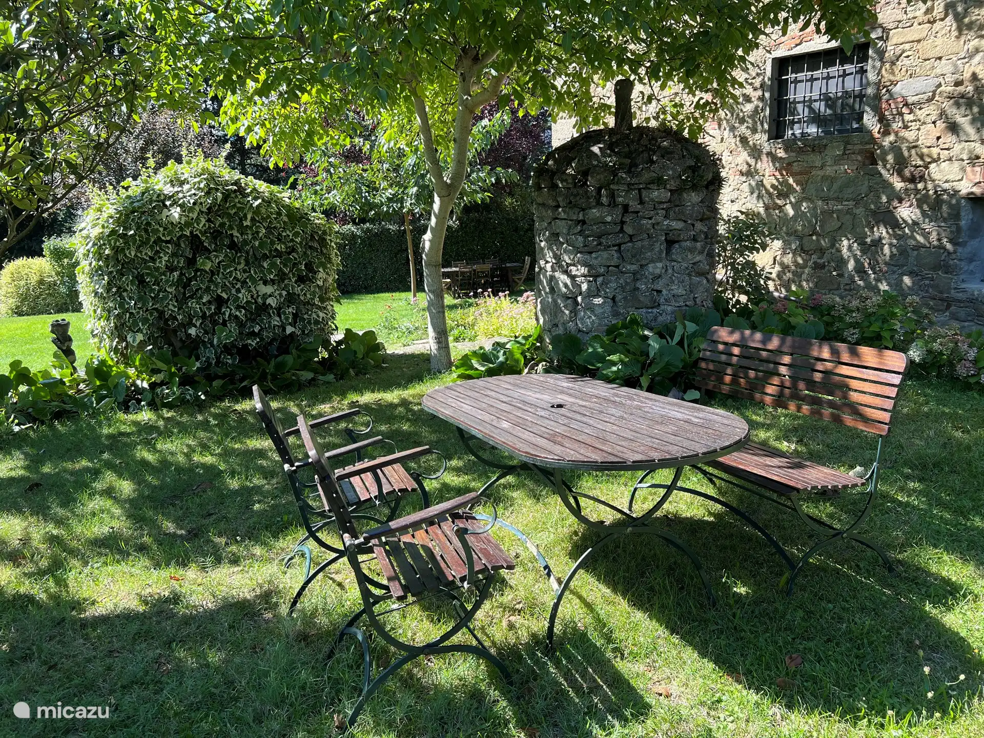 Gartenbereich an der Seite des Hauses.
