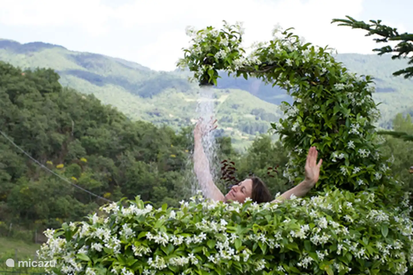 Sonnenbeheizte Außendusche mit Jasmin bewachsen