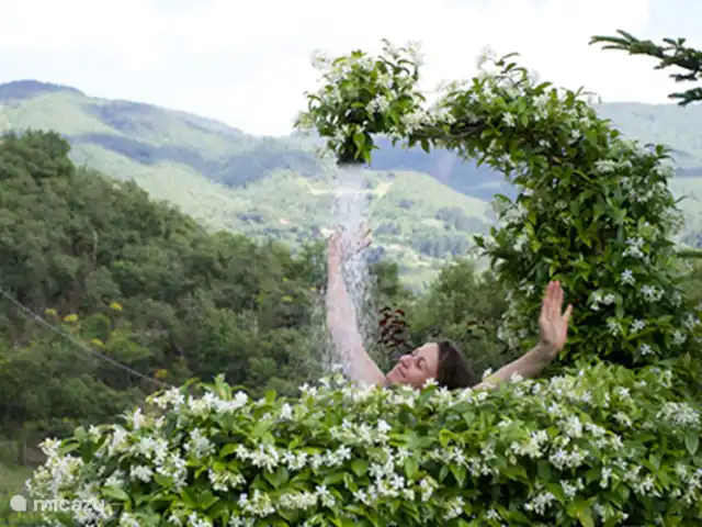 Valpiana | Italie, Toscane, Rufina - villa Douche extérieure chauffée par le soleil recouverte de jasmin