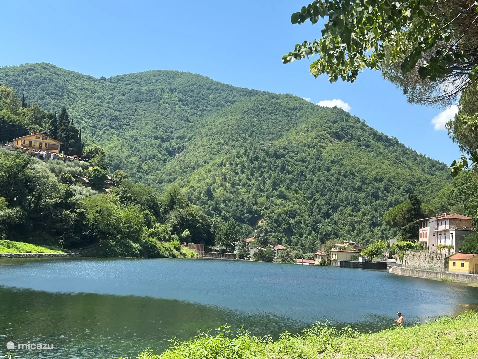 Den Londasee erreichen Sie nach 2,2 km. Hier kann man schwimmen, auf den Spielplatz gehen oder die sportliche Joggingstrecke nutzen. 