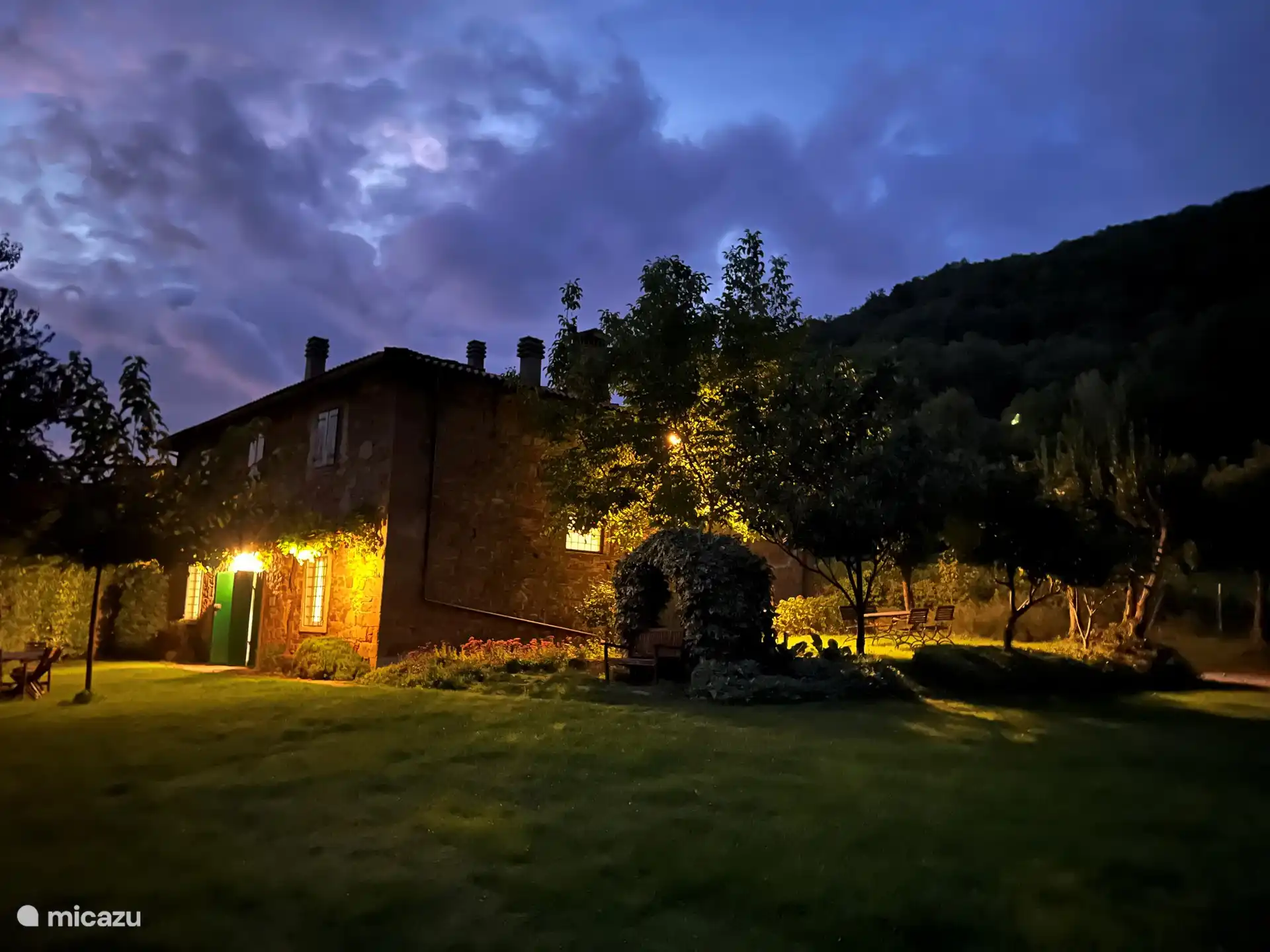 Durch die Lage auf einem Bergplateau können Sie den Sternenhimmel am Abend perfekt genießen, direkt vom Garten aus. Um den Monat August herum gibt es viele Sternschnuppen zu bewundern und meist wird es im Juni noch spektakulärer, wenn die Glühwürmchen romantisch herumfliegen.