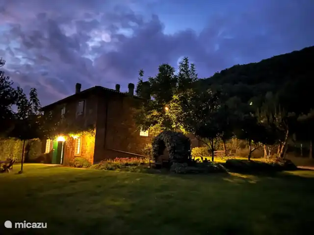 Valpiana | Italie, Toscane, Rufina - villa En raison de son emplacement sur un plateau montagneux, vous pouvez parfaitement profiter du ciel étoilé le soir, directement depuis le jardin. Autour du mois d’août, il y a beaucoup d’étoiles filantes à admirer et généralement en juin, cela devient encore plus spectaculaire lorsque les lucioles volent romantiquement.