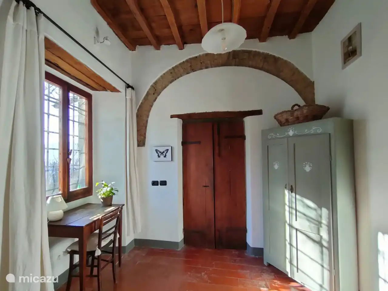 Studio im Erdgeschoss. Hier gibt es einen Schrank, Tisch mit Stuhl und Sofa / Schlafsofa. 