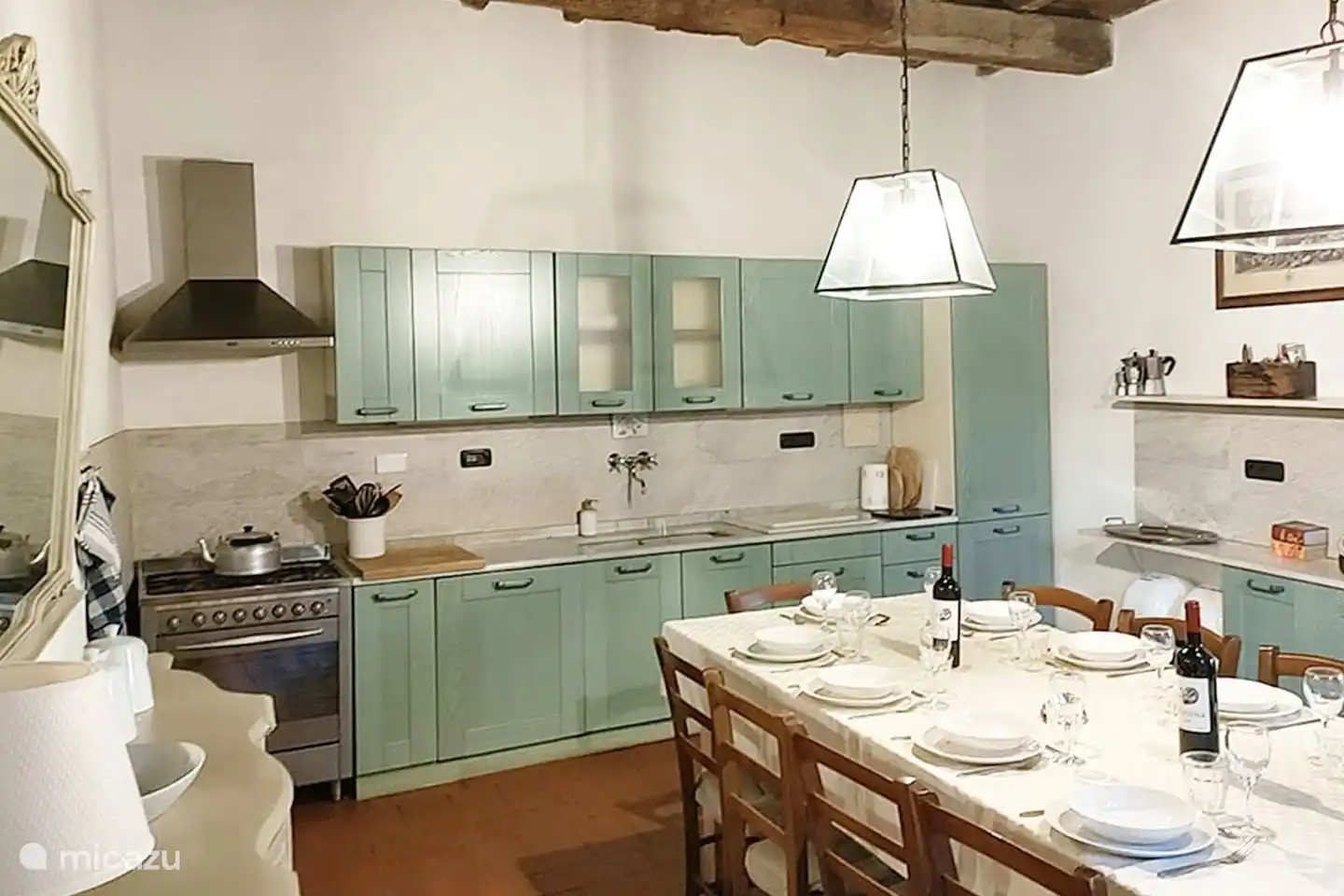 Attraktive geräumige Küche im Erdgeschoss, gut ausgestattet mit großem Standardtisch und 10 Stühlen, 5-Flammen-Gasherd mit Backofen. Doppelwaschbecken in der Marmorarbeitsplatte und Geschirrspüler.