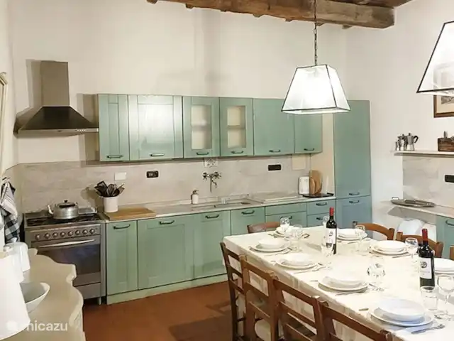Valpiana | Italie, Toscane, Rufina - villa Belle cuisine spacieuse, au rez-de-chaussée, bien équipée avec une grande table standard et 10 chaises, cuisinière à gaz 5 feux avec four. Double évier dans le comptoir en marbre et lave-vaisselle.