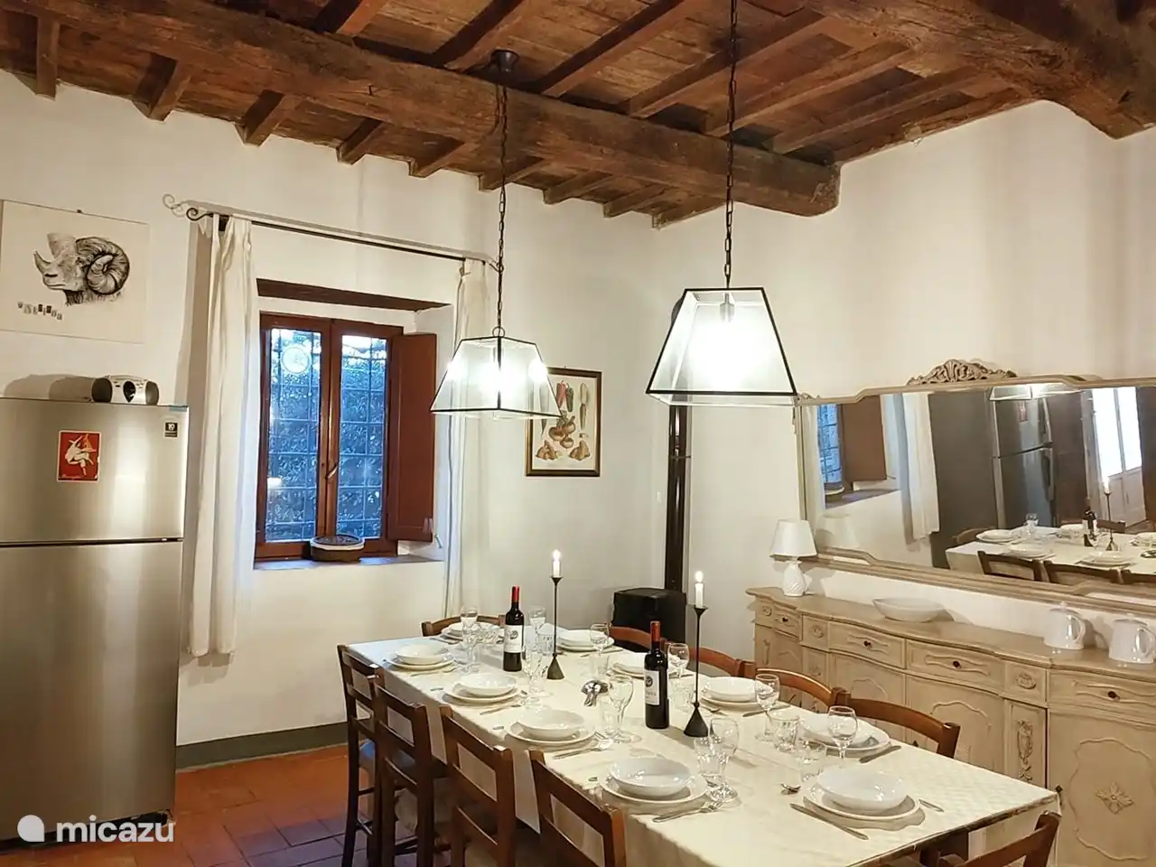 Die gemütliche Küche verfügt außerdem über einen angenehmen großen Kühlschrank, Toaster, Kaffeemaschine, Mikrowelle, großen Vorrat an großen Pfannen, Tellern, Gläsern, Tassen usw.