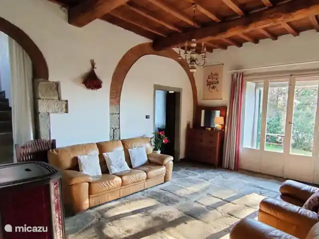 Valpiana | Italie, Toscane, Rufina - villa Au rez-de-chaussée se trouve le hall d’entrée confortable avec le sol en pierre d’origine. Le hall a une connexion avec le jardin et donne accès au salon, à la cuisine, au studio, à la salle de bain avec toilettes (accessible en fauteuil roulant) et à l’escalier en pierre menant au sommet.