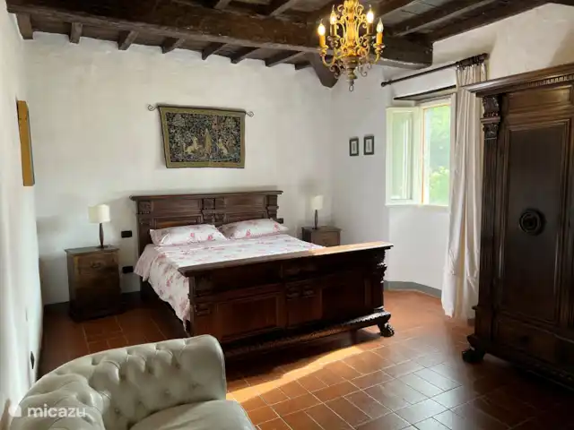 Valpiana | Italie, Toscane, Rufina - villa Chambre avec lit double, placard spacieux, canapé deux places, miroir, planche à repasser + fer à repasser, cintre en bois. Fenêtre avec une vue magnifique sur la montagne, moustiquaire et panneaux d’auvent d’origine.