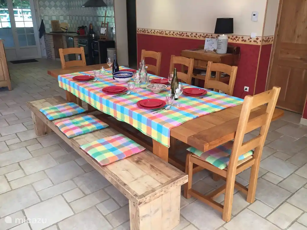 Eetkamer met tafel met plaats voor tien-twaalf 