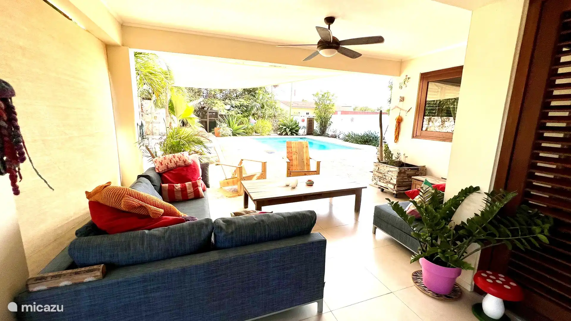 Vue sur le jardin et la piscine depuis le porche