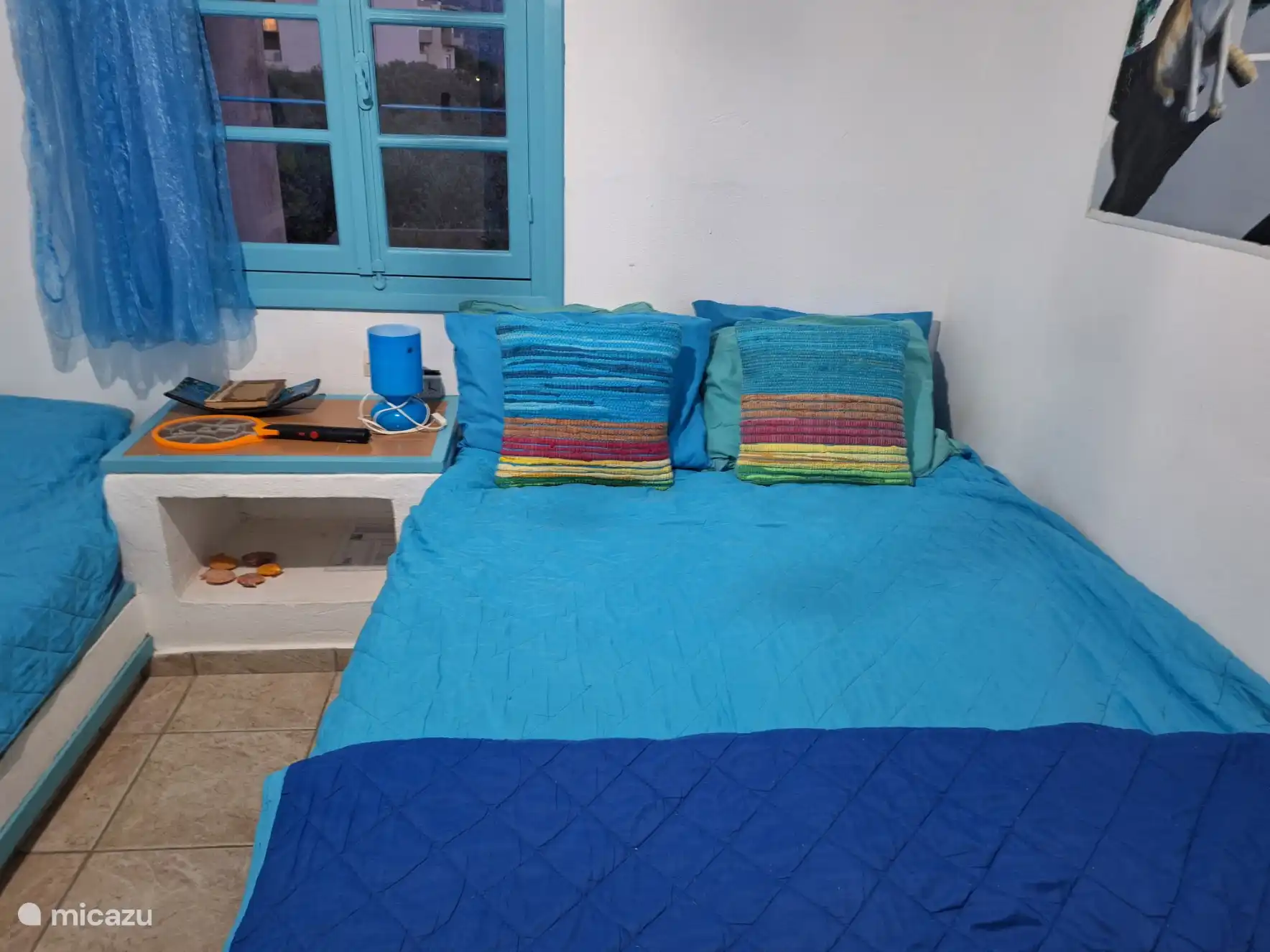 Slaapkamer met 2 persoons- en 1 persoons bed.