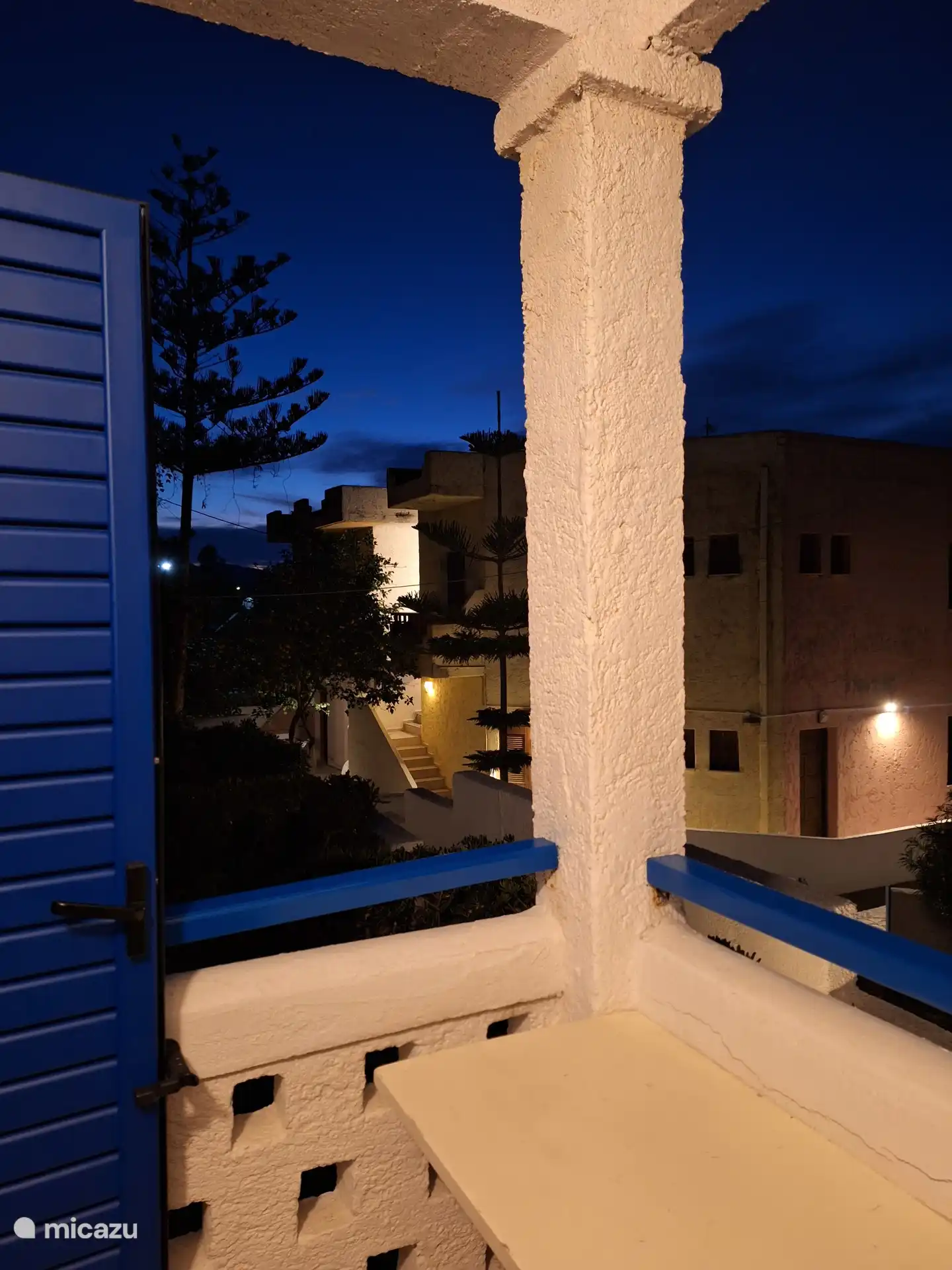 Buiten alles in dezelfde kleur grieks blauw.