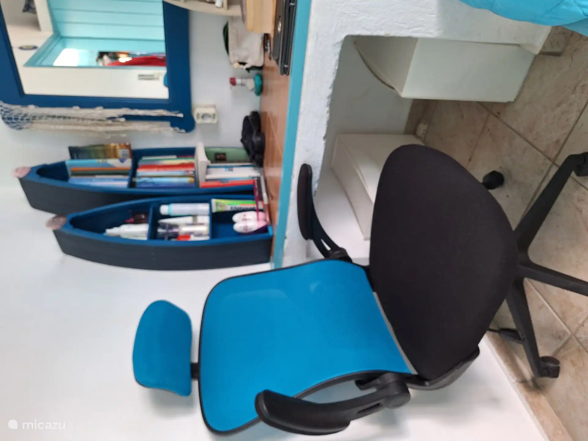 Bureaustoel en tafel in slaapkamer.