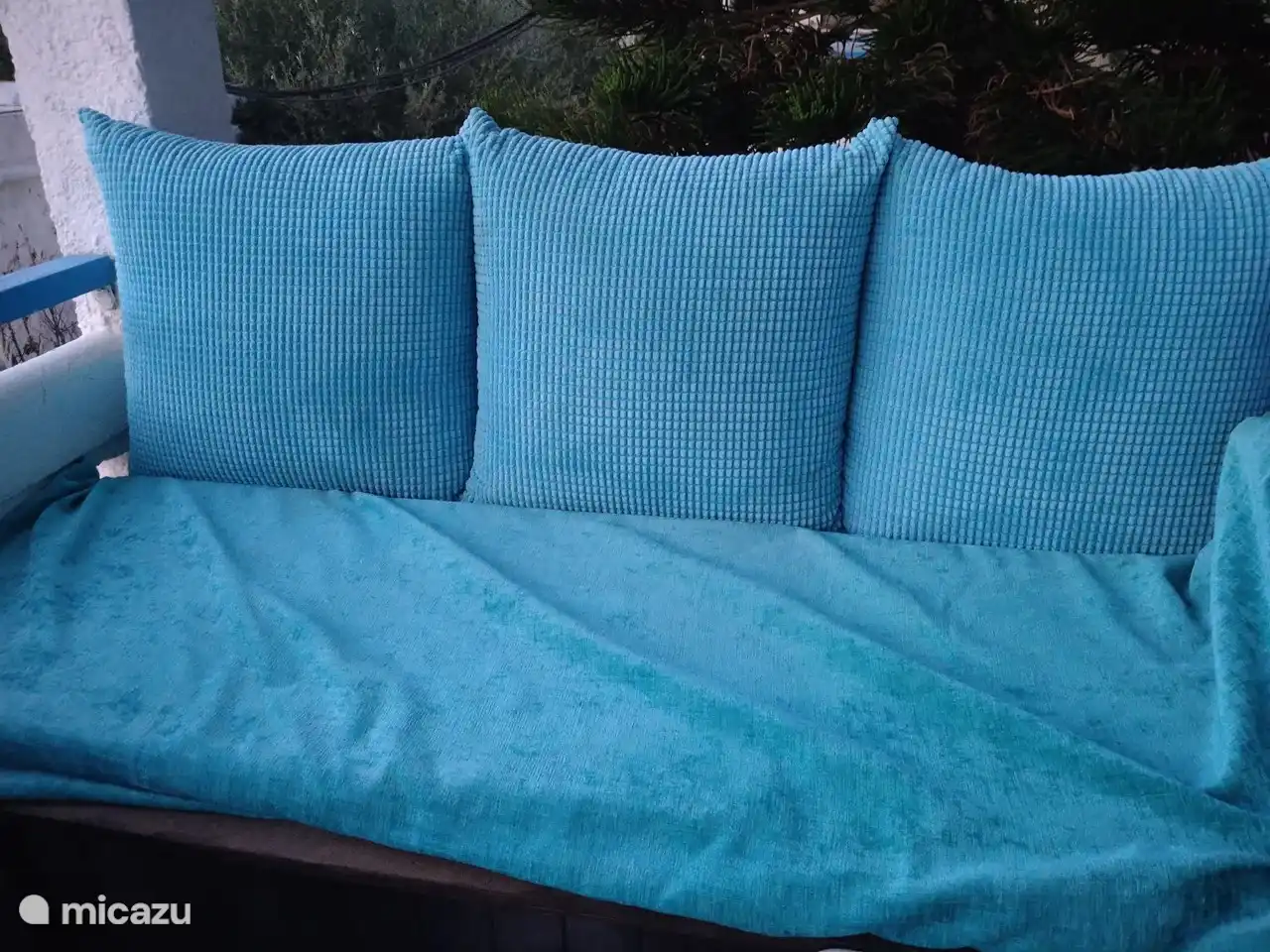 Loungebank op balkon.
