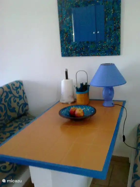 Vaste eettafel met 2 banken